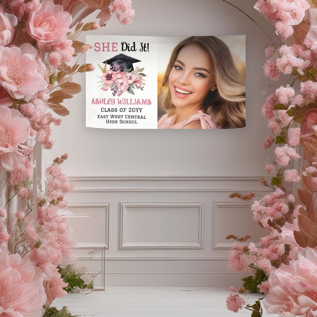 Banderoles Casquette de grade et fleurs roses Photo Elle l'a  (Grad Cap and Pink Floral Swag Bouquet "SHE Did It!" Name, Class Year, School Photo Graduation Banner)
