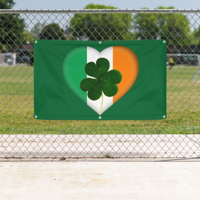 Banderoles Drapeau de l'Irlande Coeur avec St Patrick Shamroc (En situation)