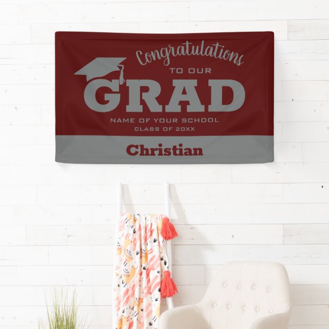 Banderoles Félicitations modernes Grad Dark Maroon et Grey (En situation)