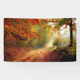 Banderoles Feuille et arbres d'automne couvrant le chemin de