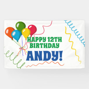 Banderoles Joyeux anniversaire sur la pelouse avant avec des