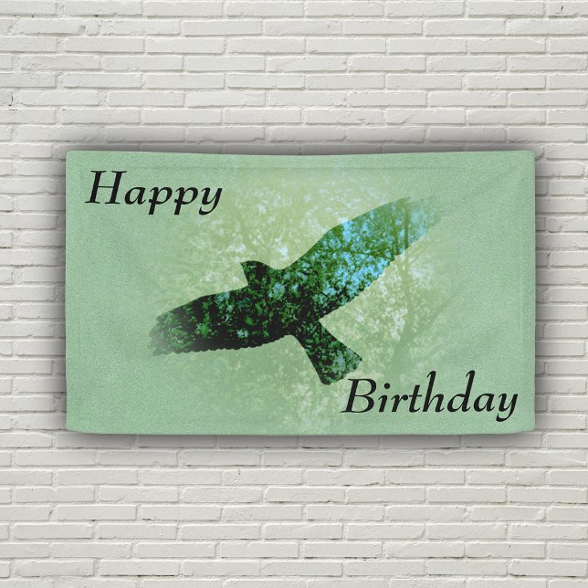 Banderoles Joyeux Anniversaire Volant Crow Noir Arbres Vert (Flying black crow in treetops on green Happy Birthday Banner.)