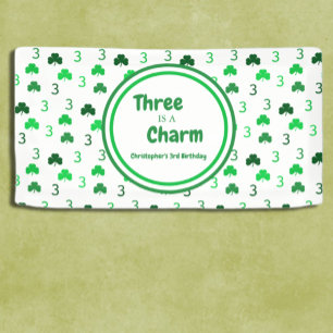 Banderoles Trois est un charme St Patrick's Day 3e anniversai