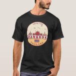 Bangkok Thailand City Skyline Emblem T-Shirt<br><div class="desc">Bangkok minimalistisches,  farbenfrohes Kunstdesign mit Sehenswürdigkeiten und Sehenswürdigkeiten der Stadt in Thailand.</div>
