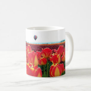 Banja Luka Tulips in einem Feld mit Heißluftballon Kaffeetasse
