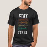 Banjo Player Bluegrass Folk Music Bleibe T-Shirt<br><div class="desc">Lebhaftes Design,  das das Wesen eines Banjo-Spielers einfängt und den lebendigen Geist von Bluegrass und Volksmusik repräsentiert. Bleibe für ein unwiderstehliches musikalisches Erlebnis.</div>