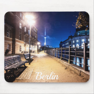 Bänke bei Spree in Berlin, Deutschland Mousepad