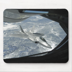 Banken eines Raubvogels F-22 weg von einem KC-135 Mousepad