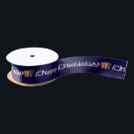 Bann Chanukah bunt Satinband<br><div class="desc">Egal wie Sie Chanukah (Chanukka) buchstabieren, hat es in dieser Omnibusannäherung bedeckt. Der Gruß wechselt mit einer bunten Gruppe Kerzen ab und das Band hat einen tiefen blauen Hintergrund mit weißer Beschriftung und Regenbogen-hued Kerzen.</div>