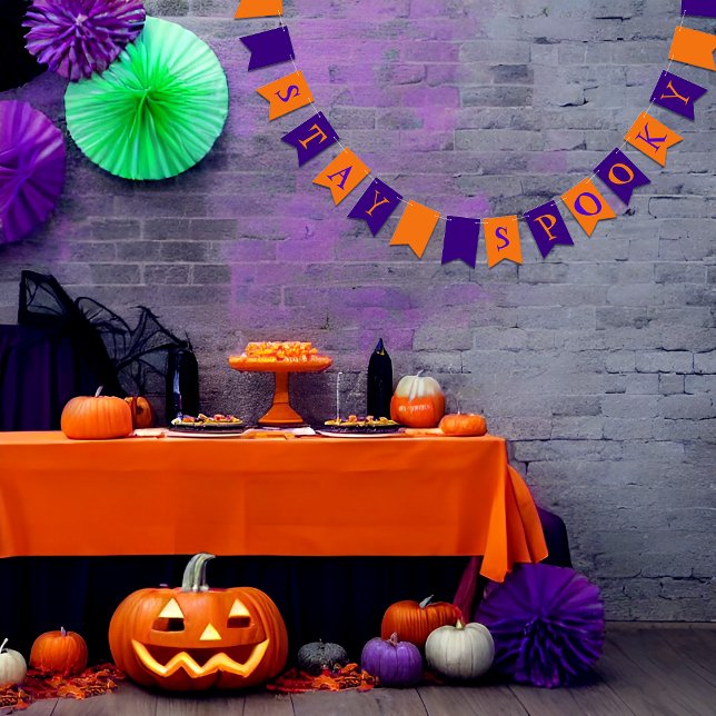 Bannière À Fanions Citrouilles d'Halloween (Customizable Halloween Bunting Flags. "Stay Spooky" written on orange and purple background)
