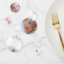 Baptême bleu poussiéreux fleurs confettis