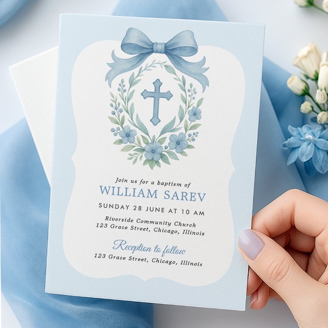 Baptême du garçon de la croupe bleue Invitation av (Boy baptism card with blue bow and cross wreath – hand holding scalloped design)