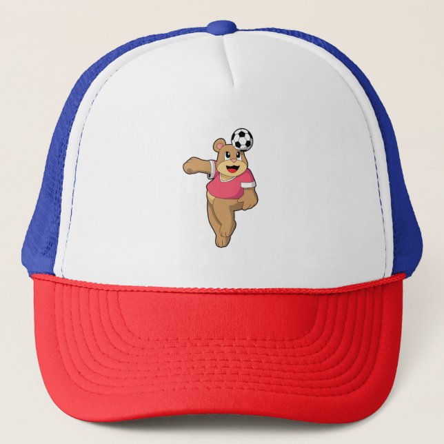 Bär als Fußballspieler mit Fußball.PNG Truckerkappe (Vorderseite)