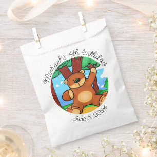 Bär auf einer Grasland-Geburtstagsfeier  Geschenktütchen