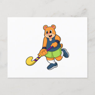 Bär beim Hockey mit Hockeyschläger Postkarte