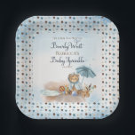 Bär | Blue Umbrella Bearly Wait Boy Baby Sprinkle Pappteller<br><div class="desc">Es ist ein Junge und Wir können "Baby Sprinkle warten" Drehbuch Willkommensdesign mit einem niedlichen kleinen Bären in einem blauen Regenmantel mit einem blauen Regenschirm gekleidet. Er sitzt neben einer Wasserpfütze und spielt mit seinen Holzblöcken zwischen Schilf,  Gräser und Pilzen. Composite Design von Holiday Hearts Designs.</div>