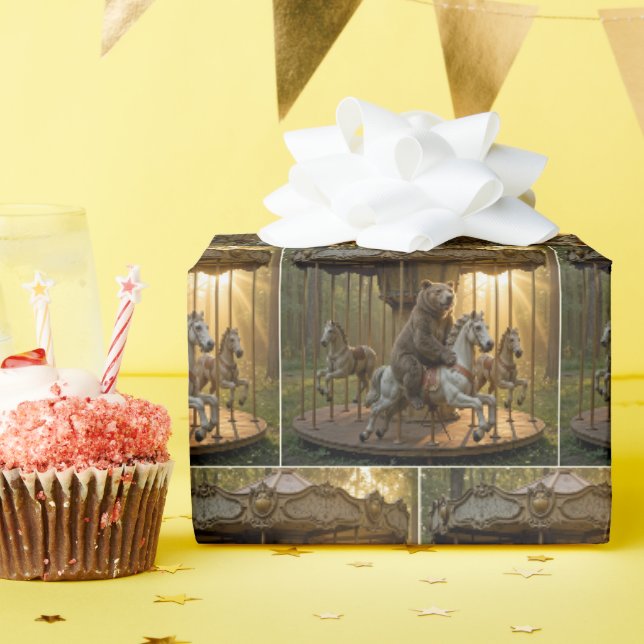 Bär, der auf einem Karussellpferd in einem Wald re Geschenkpapier (Geburtstagsparty)