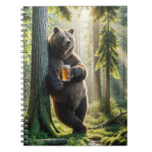 Bär, der im Wald ein Bier hält