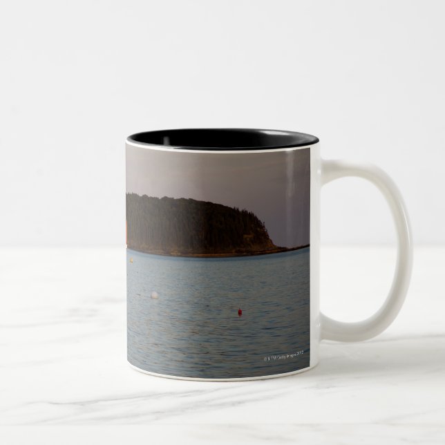 Bar-Hafen, Maine am Sonnenuntergang Zweifarbige Tasse (Rechts)