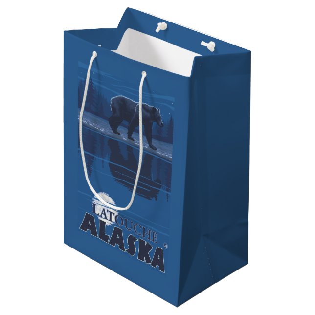 Bär im Mondschein - Latouche, Alaska Mittlere Geschenktüte (Vorderseite Schrägansicht)