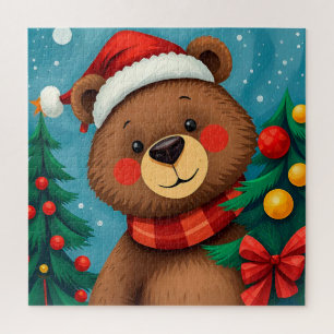 Bär in Santa-Mütze zwischen Weihnachtsbäumen