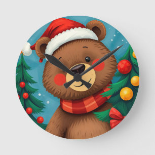 Bär in Santa-Mütze zwischen Weihnachtsbäumen Runde Wanduhr