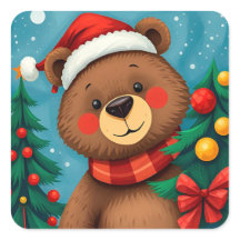 Bär in Weihnachtsmannmütze unter den Weihnachtsbäu