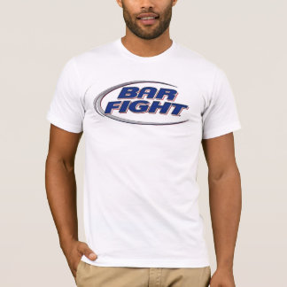 Bar-Kampf addieren gerade das Bier (hinter) T-Shirt