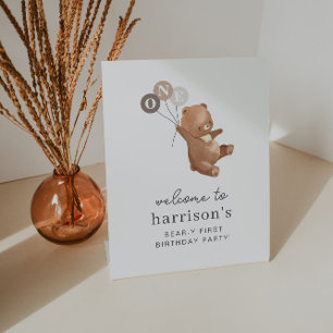 Bär mit 3 braunen Balloons Begrüßungszeichen Sockelschild