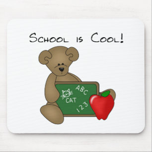 Bär mit Schreibens-Brett-Schule ist cool Mousepad