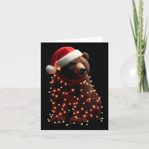 Bär mit Weihnachtsmannmütze und Weihnachtslicht We Karte
