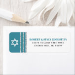 Bar Mitzvah Aquamarin Silver Tallit Kühne Rücksend<br><div class="desc">Seien Sie stolz, freuen Sie sich und feiern Sie diesen Meilenstein Ihres Lieblings-Bar Mitzvah, wenn Sie dieses coole, einzigartige, moderne, personalisierte Rücksendelabel verwenden! Die aquamarine Typografie in Grün und Grau, ein weißer David-Stern und ein staubiger aquamariner, blau-grün und silber Glitzer gestreift tallit inspirierte grafische Overlay bilden einen einfachen, weißen Hintergrund....</div>