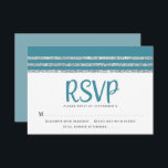 Bar Mitzvah Aquamarin Silver Tallit Script Modern  RSVP Karte<br><div class="desc">Seien Sie stolz, freuen Sie sich und feiern Sie diesen Meilenstein Ihres Lieblings-Bar Mitzvah mit dieser coolen, einzigartigen, modernen, personalisierten UAWG Insert-Karte für Ihre Veranstaltung! Die aquamarine Schrift-Typografie, Star of David und ein staubiger aquamariner, blau-grün und silberfarbener Glitzer gestreift tallit inspirierte Grafik-Overlay bilden einen einfachen, weißen Hintergrund. Personalisieren Sie den...</div>