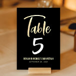 Bar Mitzvah Black Gold Script Modernes, feines Ele Tischnummer<br><div class="desc">Kein Bar Mitzvah Party ist komplett ohne personalisierte Tischnummern. Lass deinem Sohn Stolz, Freude und feiere seinen Meilenstein in seinem perfekt koordinierten Party. Atemberaubende, moderne, fette Imitate, die handgeschriebene Schrift in Gold überlagern, sorgen für einen ausgeklügelten, dramatischen schwarzen Hintergrund. Personalisieren Sie den benutzerdefinierten Text mit der Tischnummer, seinem Namen und...</div>