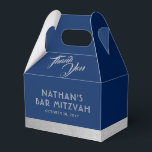 Bar Mitzvah Blue & Silver Vielen Dank Geschenkschachtel<br><div class="desc">Bar Mitzvah und Bat Mitzvah Personalisiert Gefallen Box mit einem einfachen und modernen blau und silber grau Dankeschön Design mit einem einfachen Imitat silber Textur Rand Kanten und personalisierten Text. Koordinationsgegenstände im Bereich Papiertraube Zazzle Designer Shop Bar Mitzvah. Bearbeiten Sie die Farben und Schriftart, indem Sie auf 'Weitere Anpassung' klicken....</div>