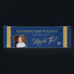 Bar Mitzvah Blue Willkommen Mazel ToLarge Banner<br><div class="desc">Grosses Long Bar Mitzvah Willkommen und Mazel Tov Herzlichen Glückwunsch Banner mit Personalisiertem Foto auf einem marineblau Hintergrund mit goldenen funkelnd Glitzer Streifen Rand Kanten. Fügen Sie benutzerdefinierte Formulierungen, Schriftart oder mehr Fotos hinzu, und entfernen Sie den goldglatteren Rahmen, indem Sie auf "Weitere Anpassungen vornehmen" klicken.</div>