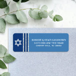 Bar Mitzvah Bold Blue Silver Tallit Rücksendeadres<br><div class="desc">Seien Sie stolz, freuen Sie sich und feiern Sie diesen Meilenstein Ihres Lieblings-Bar Mitzvah, wenn Sie dieses coole, einzigartige, moderne, personalisierte Rücksendelabel verwenden! Fett, hellblau und weiß Typografie, ein weißer Stern von David und ein marineblau und silber Glitzer gestreift tallit inspirierte Grafik Overlay ein einfaches, cornblumenblaues Hintergrund. Personalisieren Sie den...</div>
