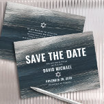 Bar Mitzvah Bold Modern Charcoal Gray Silver Foil Save The Date<br><div class="desc">Achten Sie darauf, dass alle Ihre Freunde und Verwandten den Meilenstein Ihres Sohnes Bar Mitzvah feiern können! Versenden Sie diese coole, einzigartige, moderne, personalisierte "Save the Date" Anzeigenkarte. Metallische silberne Pinselstriche und Stern von David, zusammen mit fett-weißer Typografie, überlagern einen reichen, dunkelkohleblauen Farbhintergrund. Personalisieren Sie den benutzerdefinierten Text mit dem...</div>