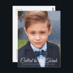 Bar Mitzvah Classic Elegantes Foto Einladung Postkarte<br><div class="desc">"An die Tora gerufen" geschrieben in spielerischem kursivem Skript mit serifenloser Typografie auf einem einfachen Farbhintergrund. Fügen Sie ein benutzerdefiniertes Foto hinzu. 

Verfügbar unter:
http://www.zazzle.com/store/selectpartysupplies</div>