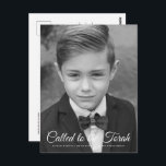 Bar Mitzvah Classic Elegantes Foto Einladung Postkarte<br><div class="desc">"An die Tora gerufen" geschrieben in spielerischem kursivem Skript mit serifenloser Typografie auf einem einfachen Farbhintergrund. Fügen Sie ein benutzerdefiniertes Foto hinzu. Abrufbar unter: http://www.zazzle.com/store/selectpartysupplies</div>