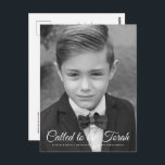 Bar Mitzvah Classic Elegantes Foto Einladung Postkarte<br><div class="desc">"An die Tora gerufen" geschrieben in spielerischem kursivem Skript mit serifenloser Typografie auf einem einfachen Farbhintergrund. Fügen Sie ein benutzerdefiniertes Foto hinzu. 

Verfügbar unter:
http://www.zazzle.com/store/selectpartysupplies</div>