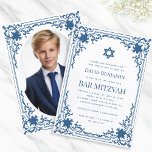 Bar Mitzvah Foto Blue White Vintag Star von David Einladung<br><div class="desc">Diese elegante Bar mitzvah-Einladung mit Vintager Luft hat einen verzierten Rahmen mit eleganten barocken Dekorationen. Über dem Text ist ein Stern von David. Der Stern, der Rahmen und der Text sind klassisch blau, der Hintergrund weiß. Auf der Rückseite hat es ein ovales Platzhalterzeichen im selben Vintagen Rahmen. Der Vintage, verzierte...</div>