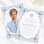 Bar Mitzvah Foto Dusty Blue Vintag Star von David Einladung<br><div class="desc">Diese elegante Bar mitzvah-Einladung mit Vintager Luft hat einen verzierten Rahmen mit eleganten barocken Dekorationen. Über dem Text ist ein Stern von David. Der Stern, der Rahmen und der Text sind staubblau, der Hintergrund weiß. Auf der Rückseite hat es ein ovales Platzhalterzeichen im selben Vintagen Rahmen. Der Vintage, verzierte Rahmen...</div>