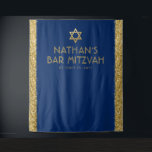 Bar Mitzvah Foto Hintergrund Blue Gold Wandteppich<br><div class="desc">Bar Mitzvah Personalisierte Foto Backdrop Tapestry mit marineblau Hintergrund und Gold funkelnd Glitzer Streifen Rand Kanten und Imitate Gold Star of David an der Spitze. Ändern Sie die Hintergrundfarben und Schriftart,  indem Sie auf "Weiter anpassen" klicken,  um Ihre eigenen zu entwerfen.</div>