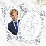 Bar Mitzvah Foto Imitats Silver Star Elegant Verzi Einladung<br><div class="desc">Diese elegante Bar mitzvah-Einladung mit Vintager Luft hat ein verziertes Imitat silberne Rahmen mit eleganten barocken Dekorationen. Über dem Text gibt es einen Stern von David, auch in Imitaten Silber. Alle Texte können personalisiert sein und haben eine Graufarbe, die dem silbernen Rahmen ähnelt. Der Hintergrund ist weiß. Auf der Rückseite...</div>