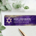 Bar Mitzvah Lila Bold Gold Foil Rücksendeadresse<br><div class="desc">Seien Sie stolz, freuen Sie sich und feiern Sie diesen Meilenstein Ihres Lieblings-Bar Mitzvah, wenn Sie dieses coole, einzigartige, moderne, personalisierte Rücksendelabel verwenden! Metallische goldene Pinselstriche und Stern von David, zusammen mit fett-weißer Typografie, überlagern einen lila, dunklen, ockerfarbenen Hintergrund. Personalisieren Sie den benutzerdefinierten Text mit Ihrem Namen und Ihrer Adresse....</div>