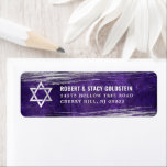 Bar Mitzvah Lila Silberfolie Fett Rücksendeadresse<br><div class="desc">Seien Sie stolz, freuen Sie sich und feiern Sie diesen Meilenstein Ihres Lieblings-Bar Mitzvah, wenn Sie dieses coole, einzigartige, moderne, personalisierte Rücksendelabel verwenden! Metallische silberne Pinselstriche und Stern von David, zusammen mit fett-weißer Typografie, überlagern einen lila, dunklen, ockerfarbenen Hintergrund. Personalisieren Sie den benutzerdefinierten Text mit Ihrem Namen und Ihrer Adresse....</div>