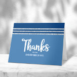 Bar Mitzvah Modern Blue Silver Tallit Bold Script Dankeskarte<br><div class="desc">Vergewissern Sie sich, dass Ihr Lieblings-Bar Mitzvah zeigt seine Wertschätzung für alle, die seine Meilenstein-Veranstaltung unterstützt! Versenden Sie diese coole, einzigartige, moderne, personalisierte Dankeschön-Karte. Fett, weiße Schrift Typografie, Star of David und ein marineblau und silber Glitzer gestreift tallit inspirierte Grafik Overlay ein einfaches, cornblumenblauer Hintergrund. Eine andere inspirierte Grafik und...</div>