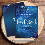 Bar Mitzvah Modern Blue Watercolor Agate Script Einladung<br><div class="desc">Seien Sie stolz, freuen Sie sich und präsentieren Sie diesen Meilenstein Ihres Lieblings-Bar Mitzvah! Versenden Sie diese coole, einzigartige, moderne, personalisierte Einladung für eine Veranstaltung, an die Sie sich erinnern können. Die Typografie der weißen Schrift und der Star of David überlagern einen tiefblauen, galaxischen Aquarellhintergrund mit Stahlblau-Age mit silbernen Imitaten...</div>