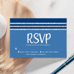 Bar Mitzvah Modern Bold Blue Silver Tallit Script RSVP Karte<br><div class="desc">Seien Sie stolz, freuen Sie sich und feiern Sie diesen Meilenstein Ihres Lieblings-Bar Mitzvah mit dieser coolen, einzigartigen, modernen, personalisierten UAWG Insert-Karte für Ihre Veranstaltung! Fett, weiße Schrift Typografie, Star of David und ein marineblau und silber Glitzer gestreift tallit inspirierte Grafik Overlay ein einfaches, cornblumenblauer Hintergrund. Personalisieren Sie den benutzerdefinierten...</div>